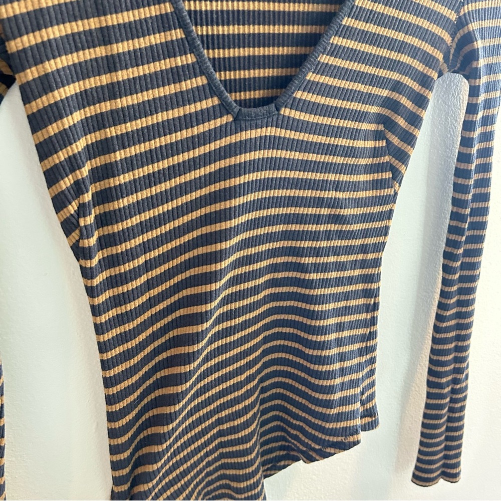 We the Free Long Sleeve T-Shirt Size XS Black Gold Striped V-Neck Fitted Mustard - Picture 3 of 9